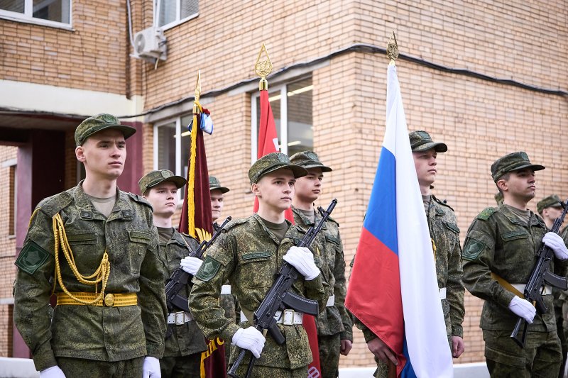 Наш долг — помнить героев, которые учились и работали в этих стенах: торжественный парад и возложение цветов к монументу погибшим на фронтах Великой Отечественной войны студентов, преподавателей и сотрудников ГУЗ