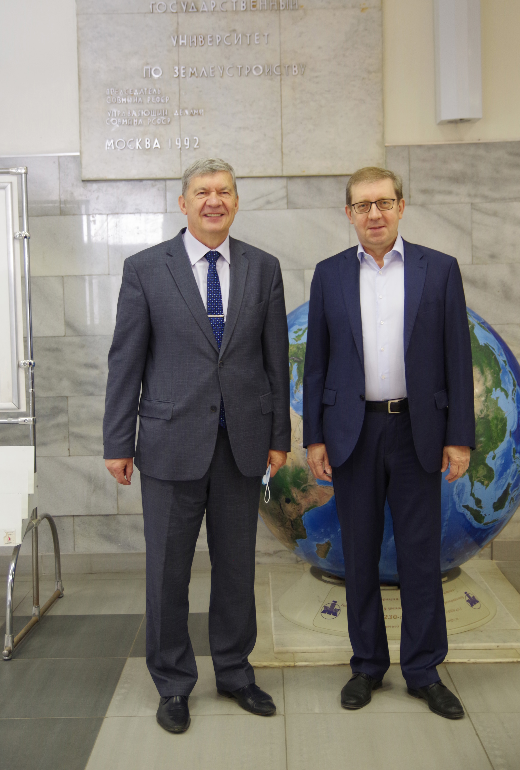 Председатель и руководитель аппарата Комитета Совета Федерации по аграрно-продовольственной политике и природопользованию Алексей Петрович Майоров и Михаил Олегович Орлов посетили Государственный университет по землеустройству 22 июля