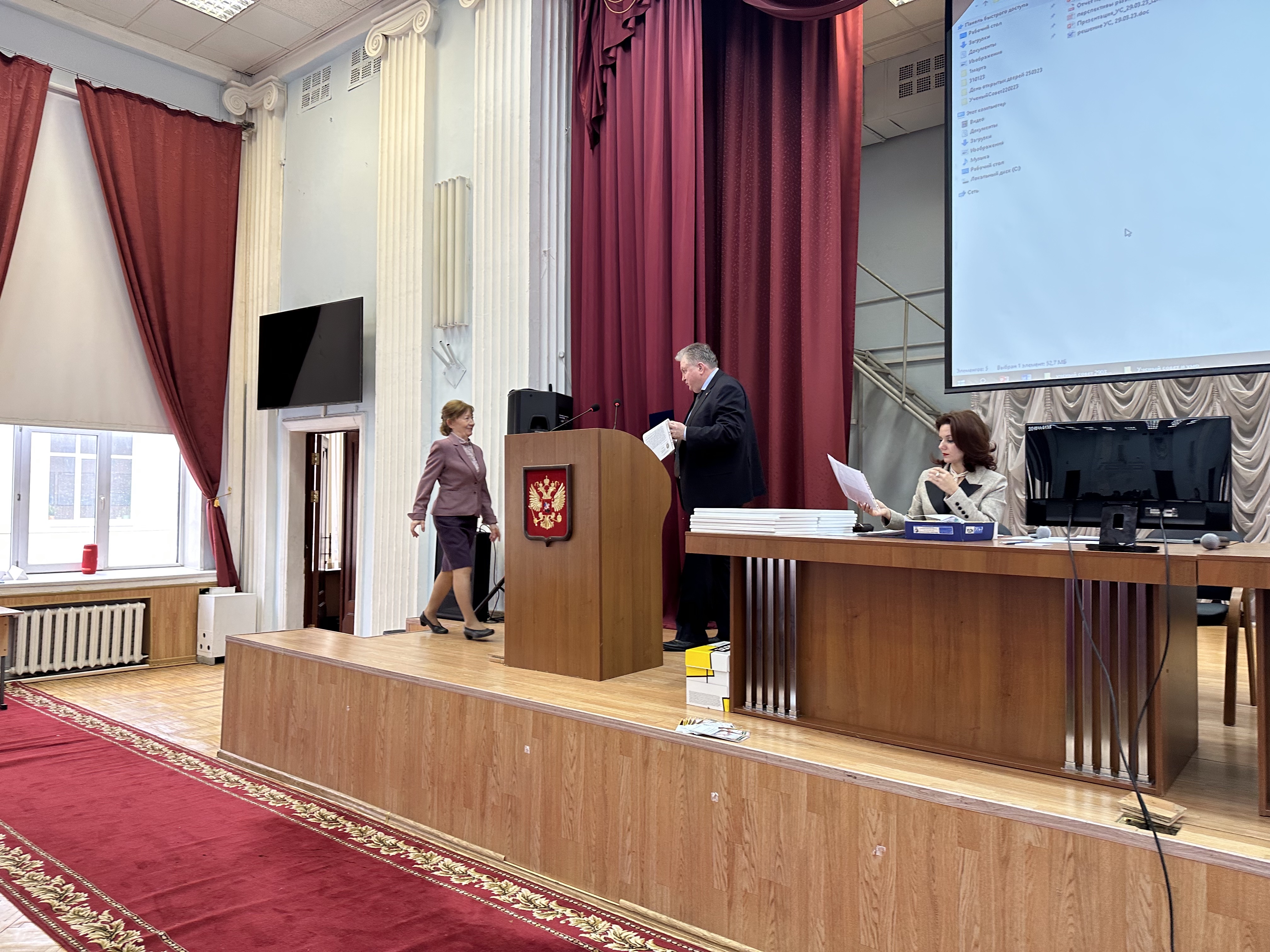 На Ученом совете врио ректора ГУЗ Т.В.Папаскири вручил награды отличившимся сотрудникам университета