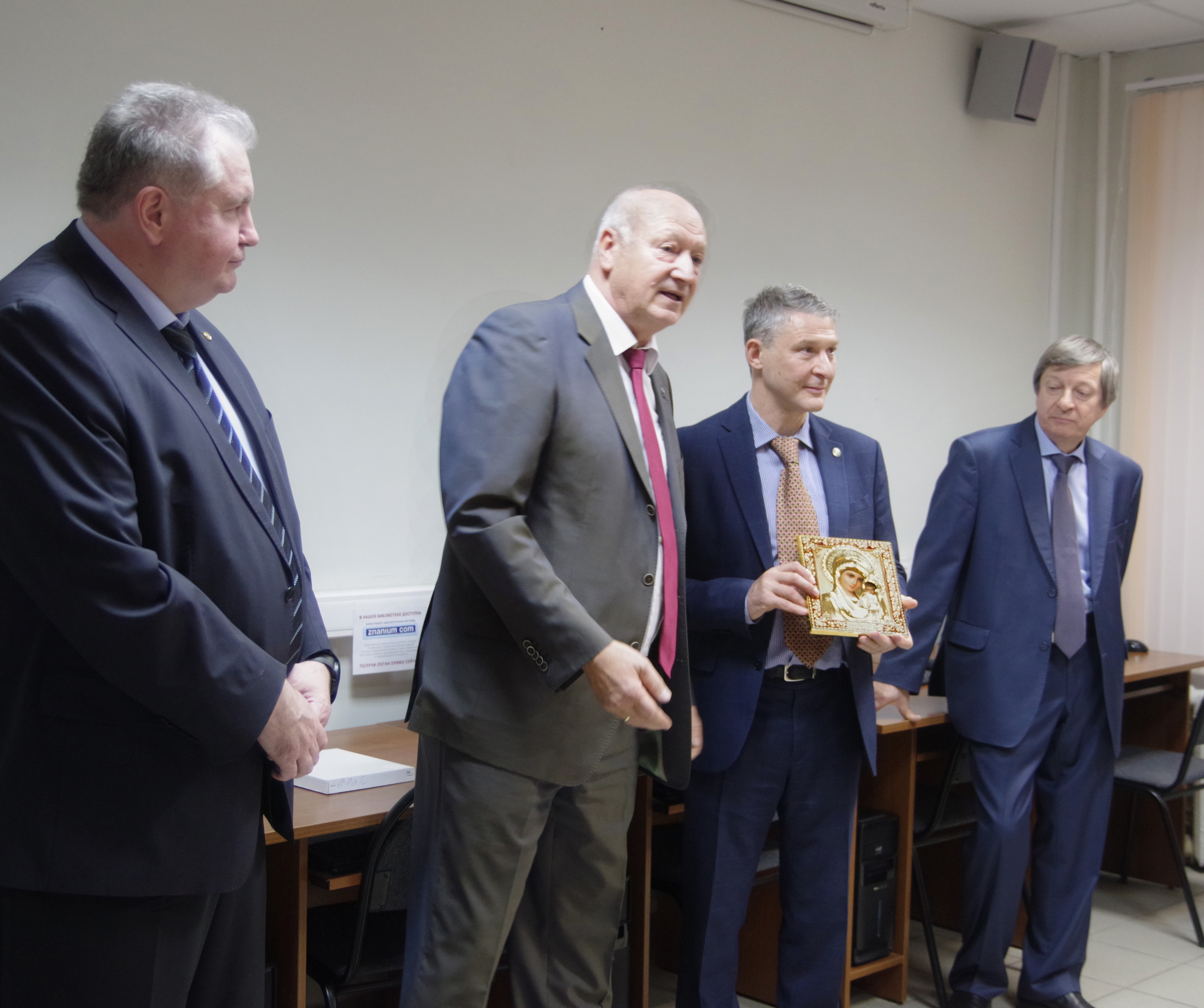 На Ученом совете Государственного университета по землеустройству поздравили с юбилеем заведующего кафедрой градостроительства и пространственного развития, доктора экономических наук, профессора Цыпкина Юрия Анатольевича