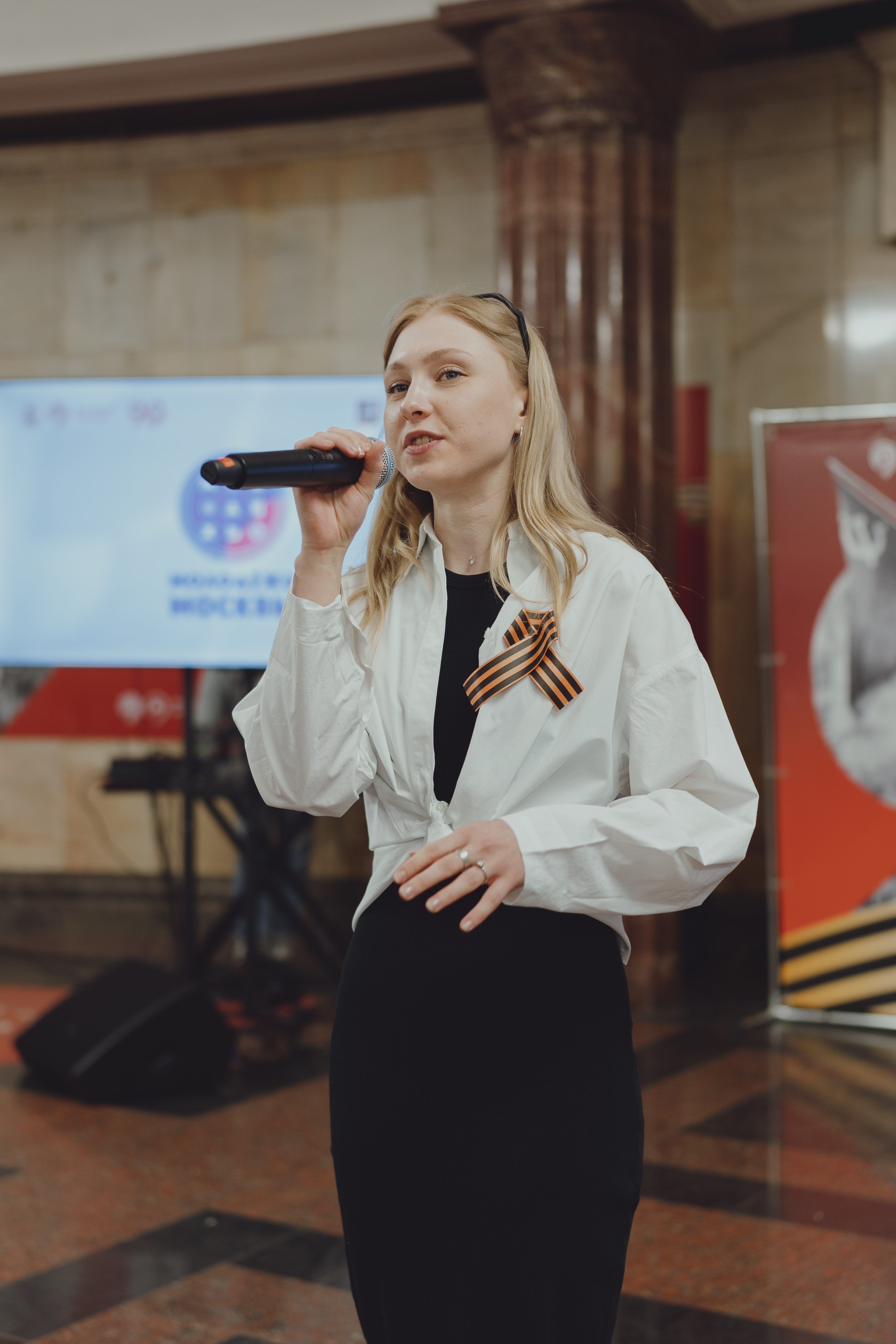 «Вальс Победы» закружился в метро: студенты ГУЗ подарили пассажирам минуты памяти