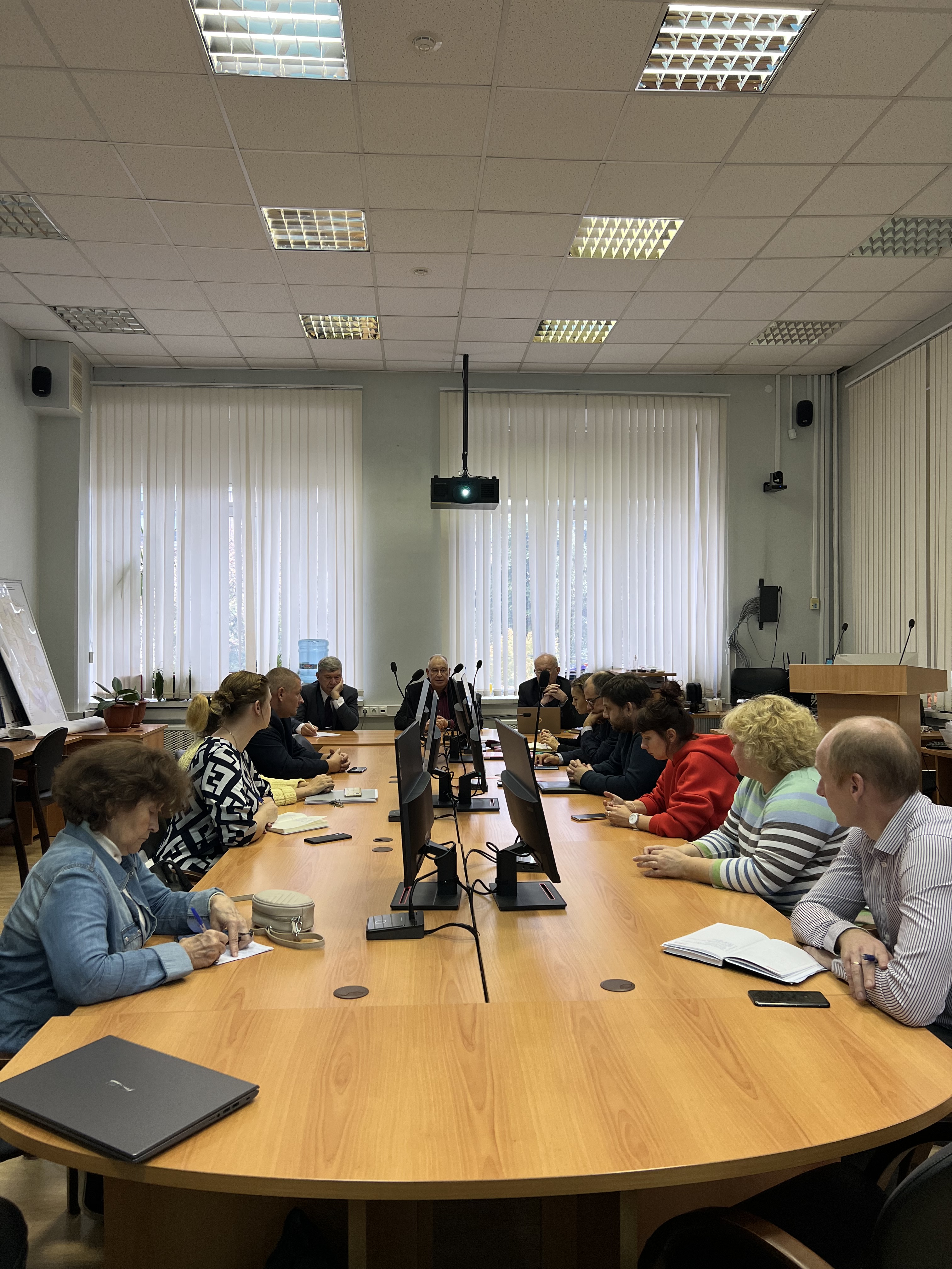   Круглый стол по повышению эффективности научной деятельности и взаимодействию университетов в области развития геоинформационных технологий, автоматизации землеустройства и кадастровых систем состоялся 3 октября