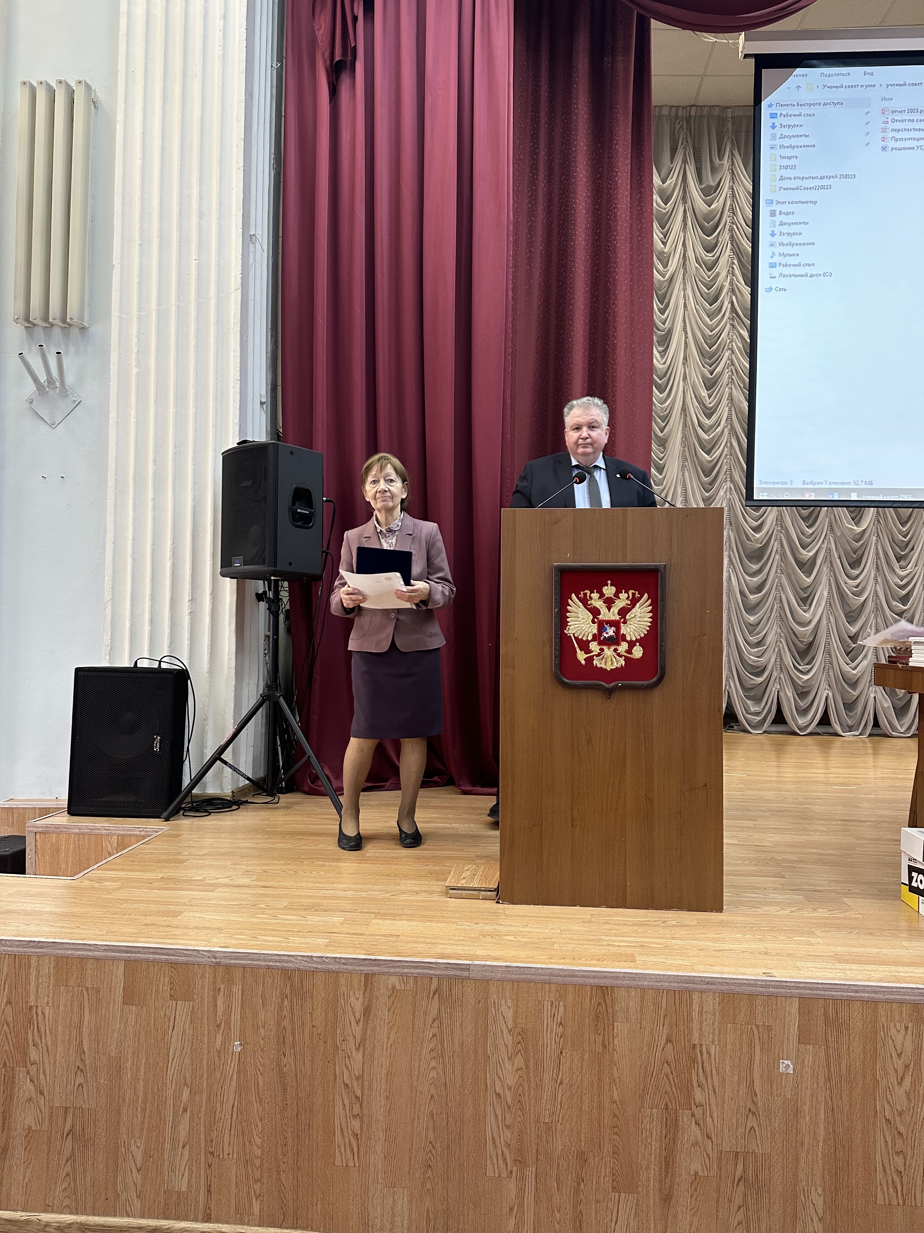 На Ученом совете врио ректора ГУЗ Т.В.Папаскири вручил награды отличившимся сотрудникам университета