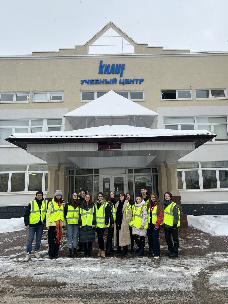 20 февраля 2023 года в рамках дисциплины «Архитектурное проектирование» на 4 курсе, в качестве введения в курсовой проект «Завод» состоялось выездное занятие студентов 4 курса групп 41а, 44а и 45а на строительный завод КНАУФ