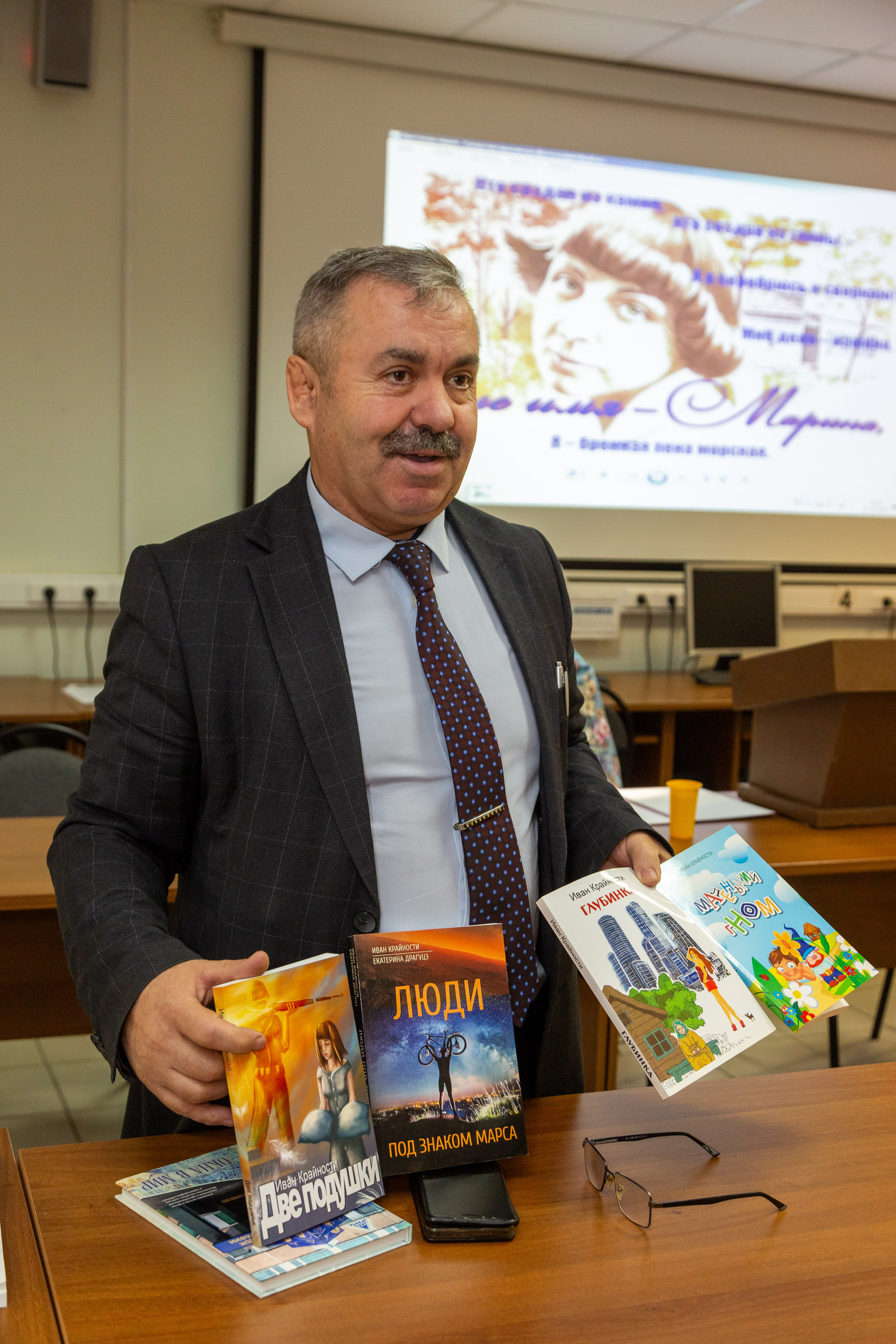 В ГУЗ прошел поэтический вечер в рамках «цветаевских костров»