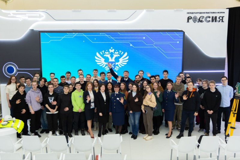 Студенты ГУЗ на выставке «Россия» ознакомились с технологией работы БПЛА для создания картографических материалов
