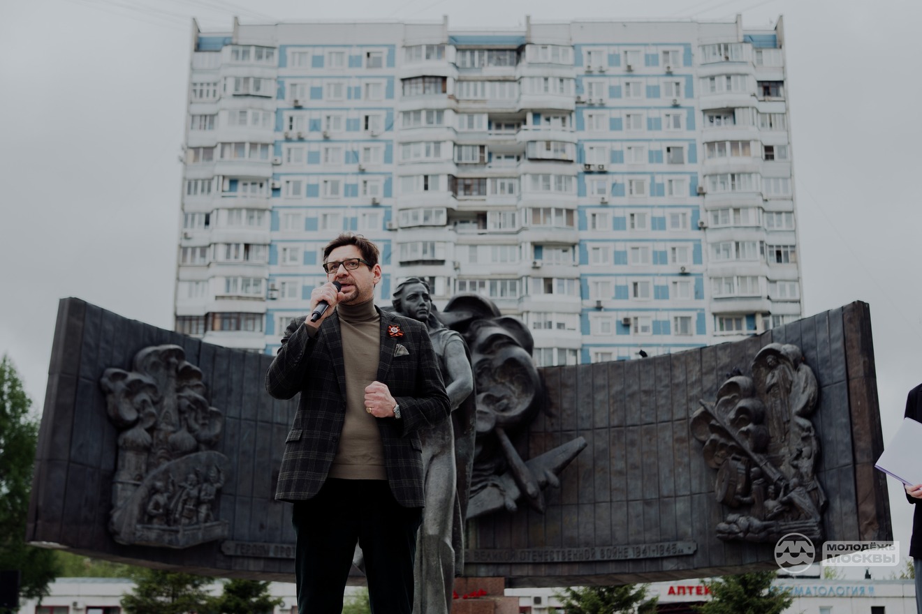Сотрудники и студенты ГУЗ присоединились к городской акции «Цветы Победы» 