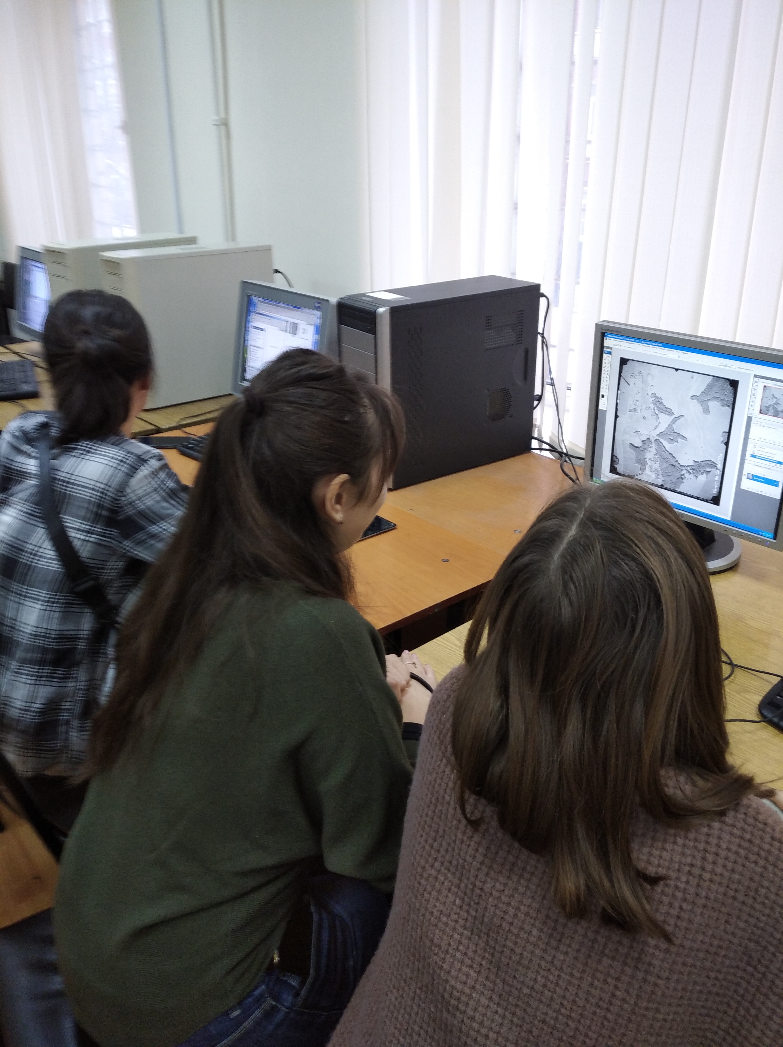 На кафедре дистанционного зондирования и цифровой фотографии в рамках программы «Университетские субботы московского школьника» 19 ноября прошел мастер-класс «Ручная фотопечать – особенности и возможности»