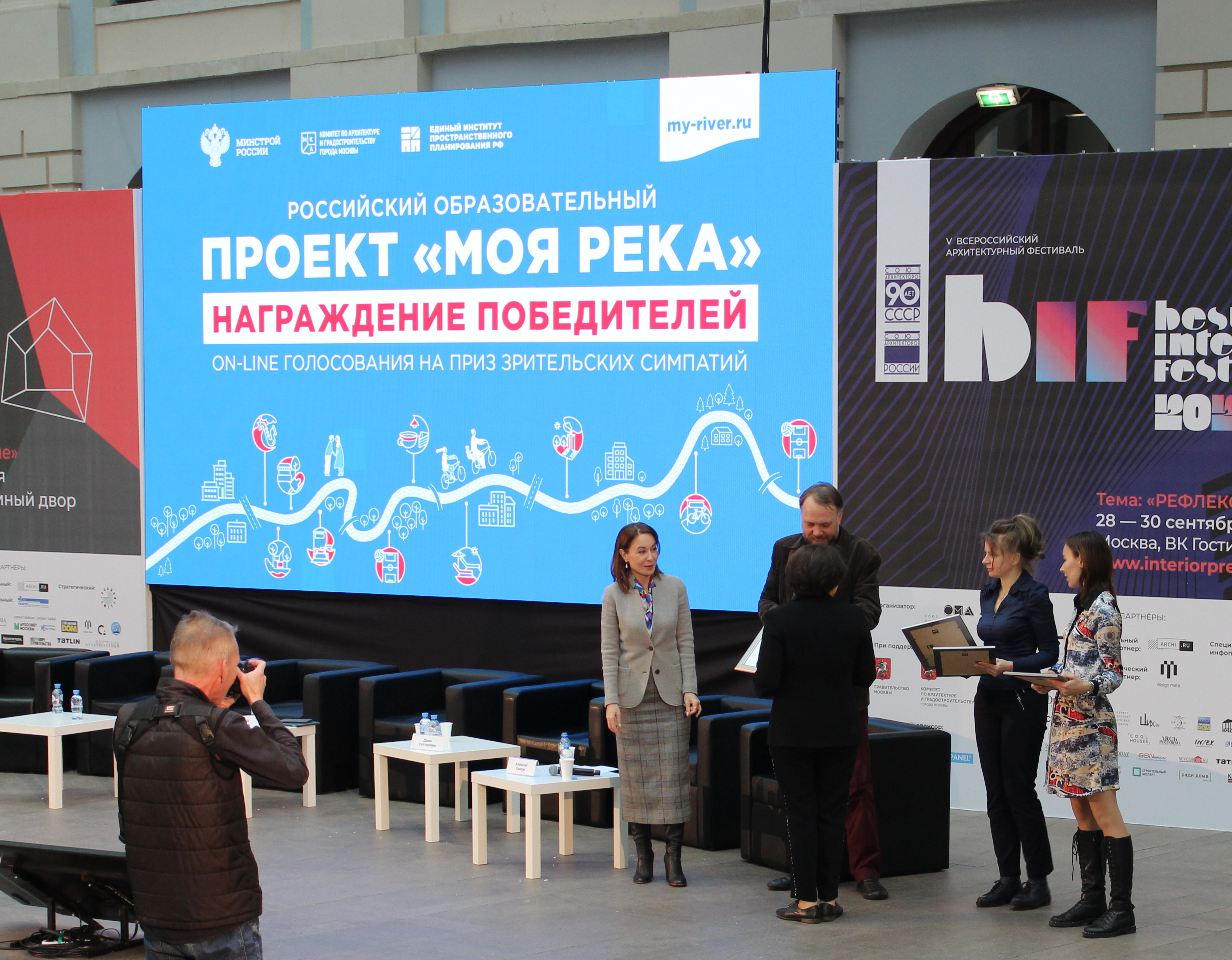 В рамках международного фестиваля «Зодчество 2022» в Гостином дворе прошло награждение победителей в онлайн – голосовании на приз зрительских симпатий смотра – конкурса «Моя река»