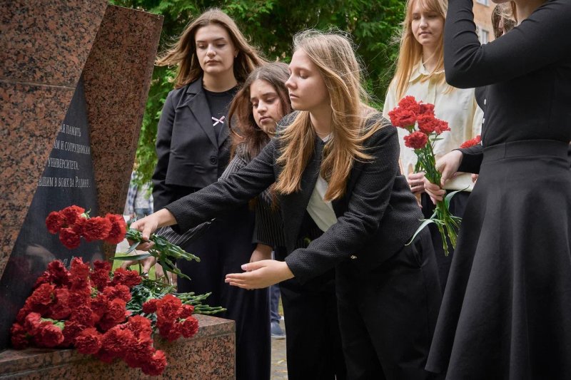 В ГУЗ почтили память павших в День скорби у памятника «Журавли» 