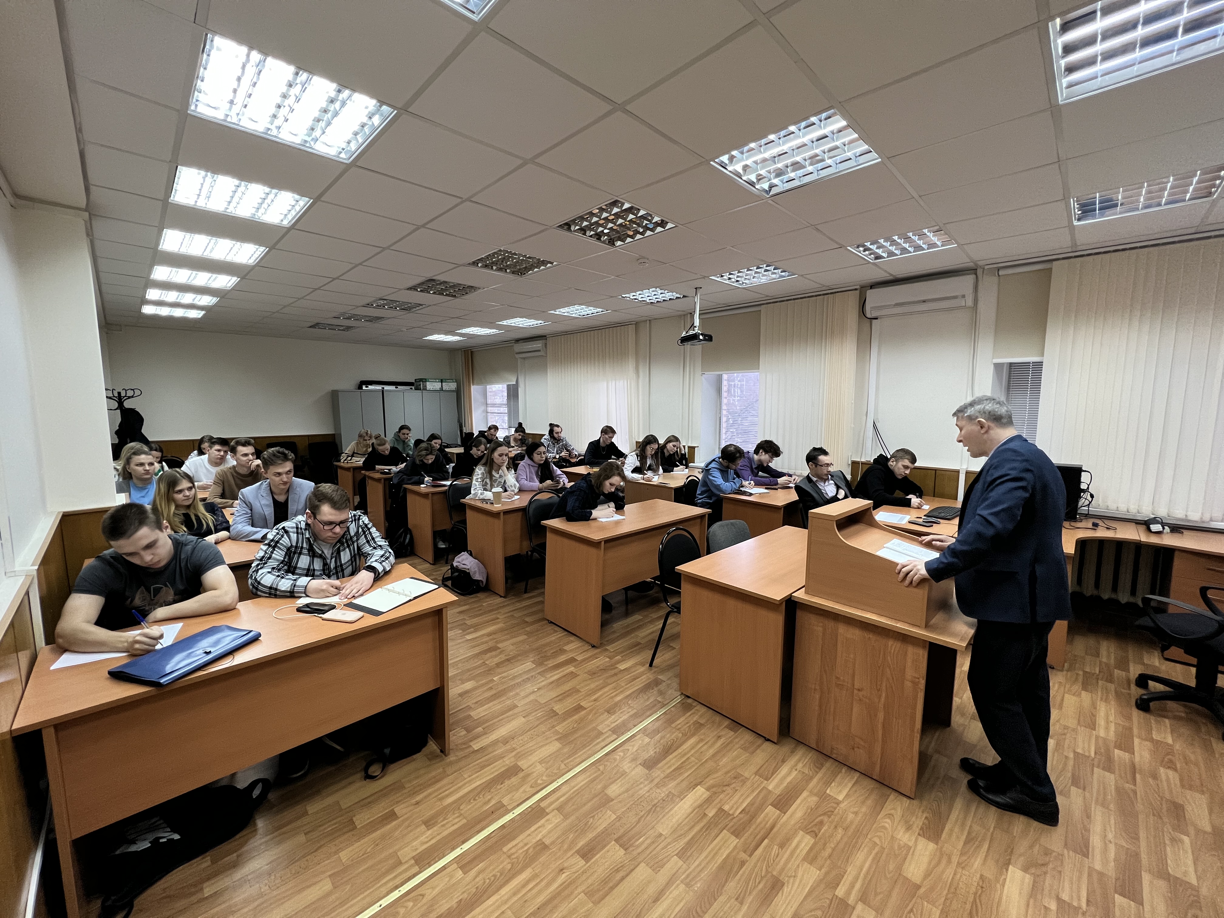 В рамках курса профессиональной переподготовки «Оценка стоимости недвижимости»  на кафедре Оценочной деятельности и маркетинга для студентов ГУЗа, 13.03.2023 в 17:20 состоялась  открытая очная лекция д.э.н., профессора Цыпкина Юрия Анатольевича 