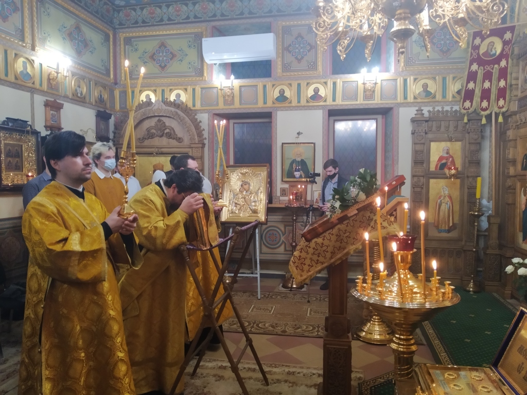 12 января 2021 г. в Домовом храме святых равноапостольных Константина и Елены ГУЗ состоялась Божественная Литургия в честь праздника Рождества Христова