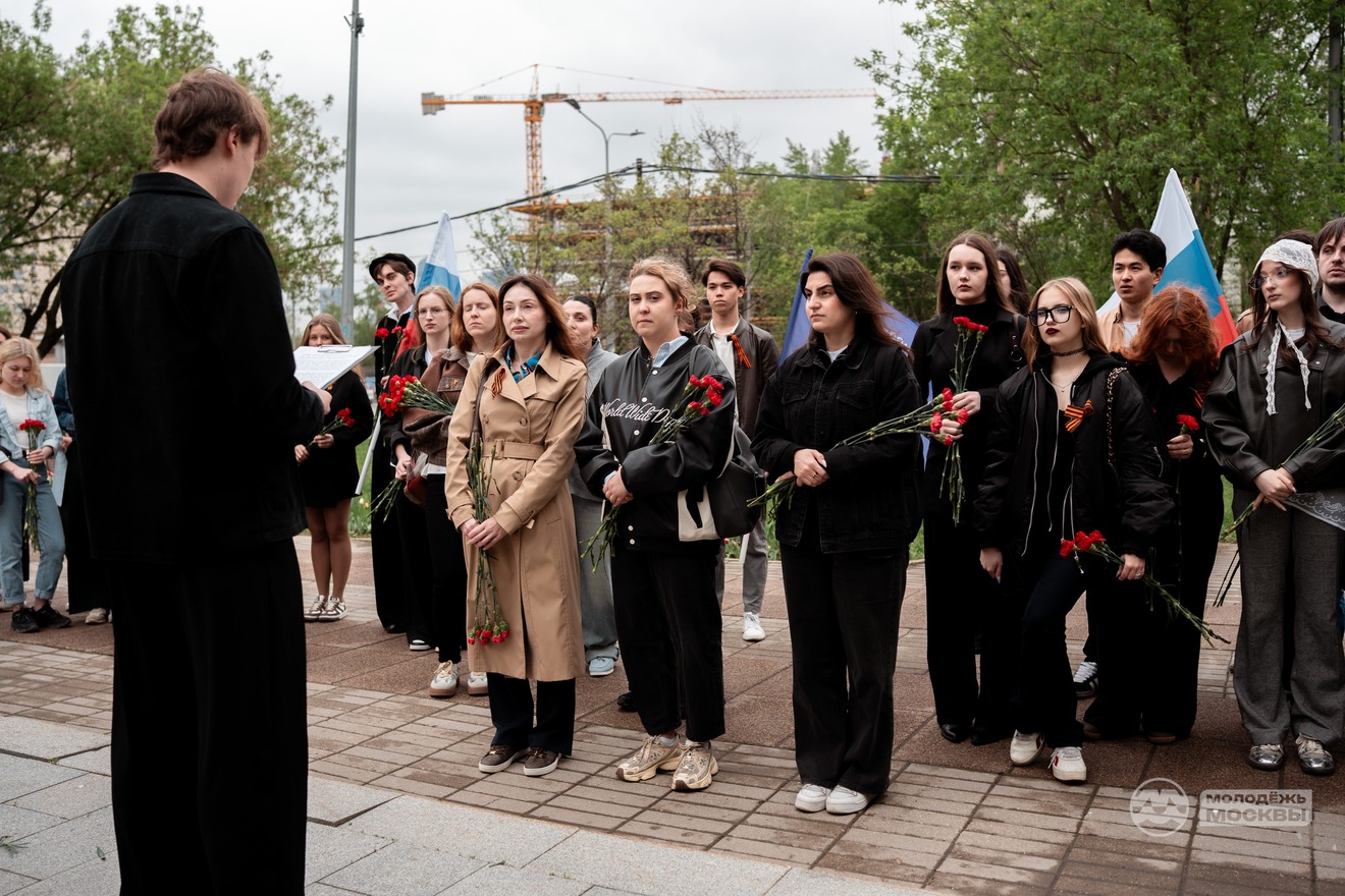 Сотрудники и студенты ГУЗ присоединились к городской акции «Цветы Победы» 